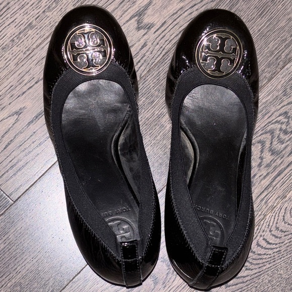 Tory Burch Logo Black Patent  Caroline Wedge Pumps - Picture 5 of 12